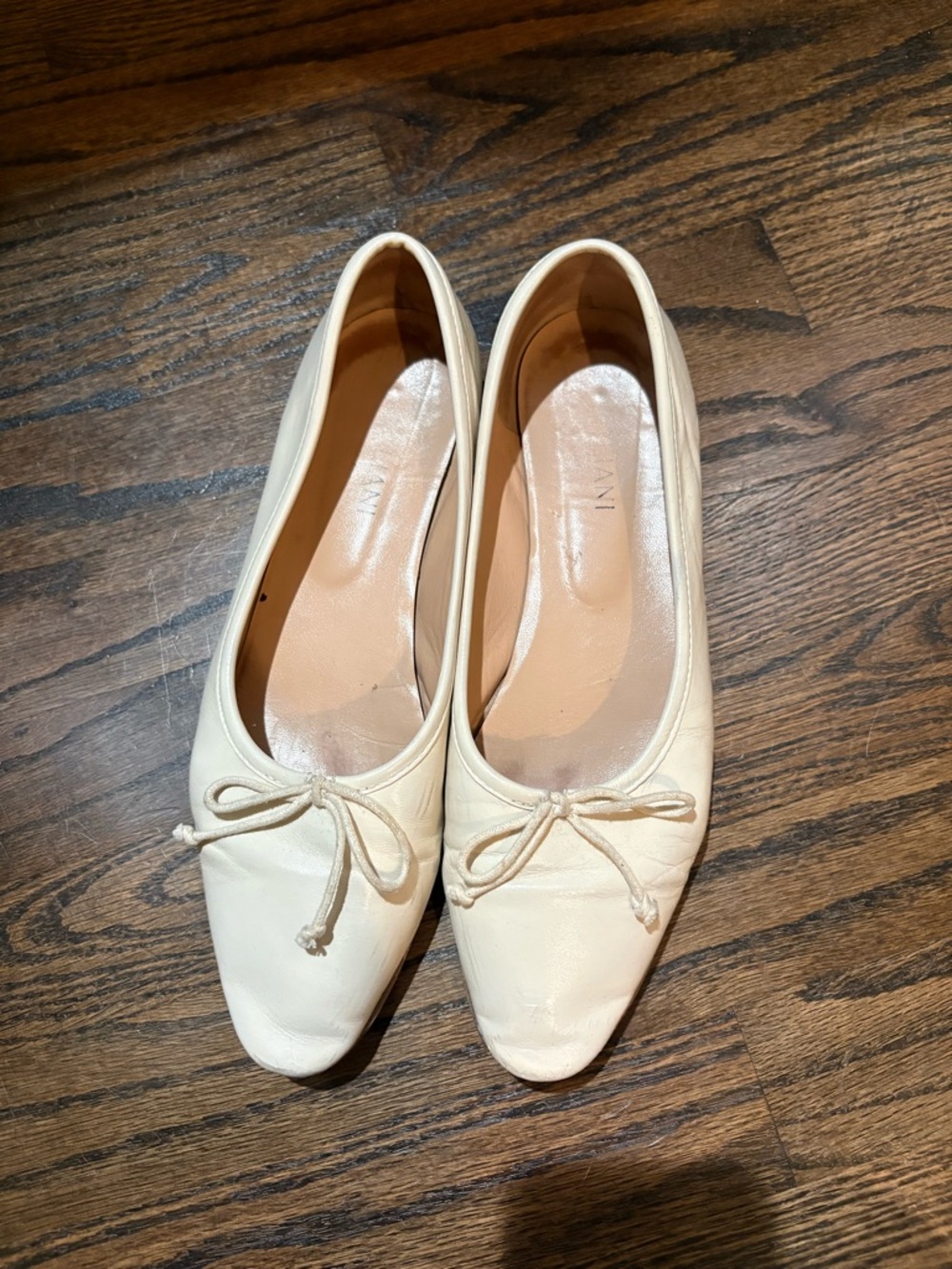A Soliani Women’s Ivory Ballet Flats with Bow Size 40 EU/ 10US